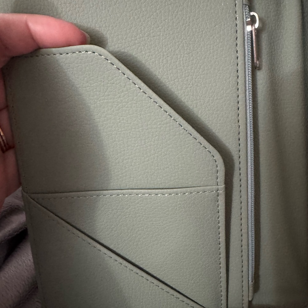Cobak Sage Green Compact Leather Organizer With Pockets And Zip Money Pocket - Picture 3 of 8